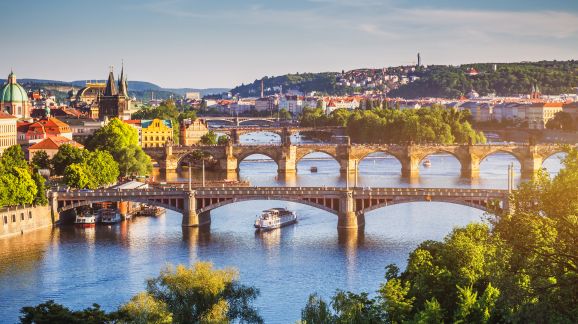 3 DIENA - shutterstock 750797398