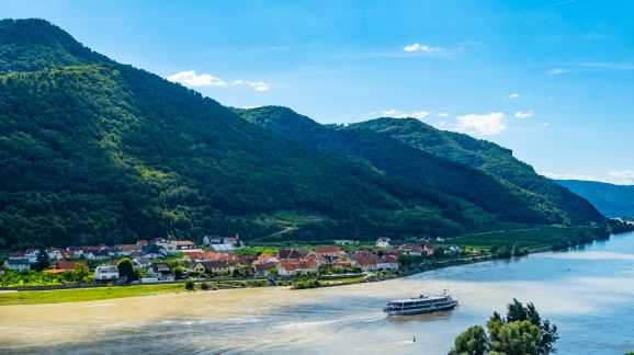 2 diena - shutterstock 2432687481