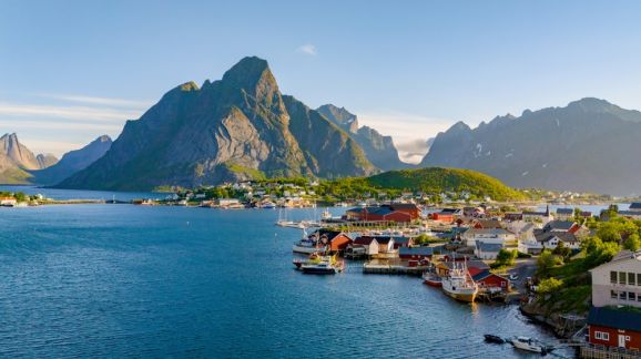 7diena - LOFOTEN shutterstock 2502818825