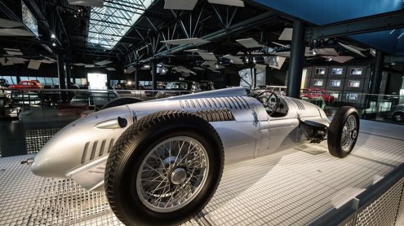 Modernus automobilių muziejus ir žavingi Rygos senamiesčio kampeliai - ce